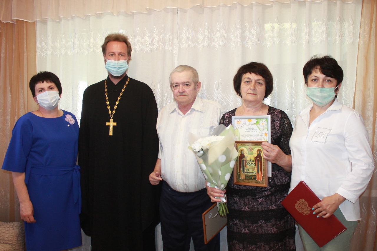 В Карачеве поздравили супружеские пары с наступающим Днем семьи, любви и верности