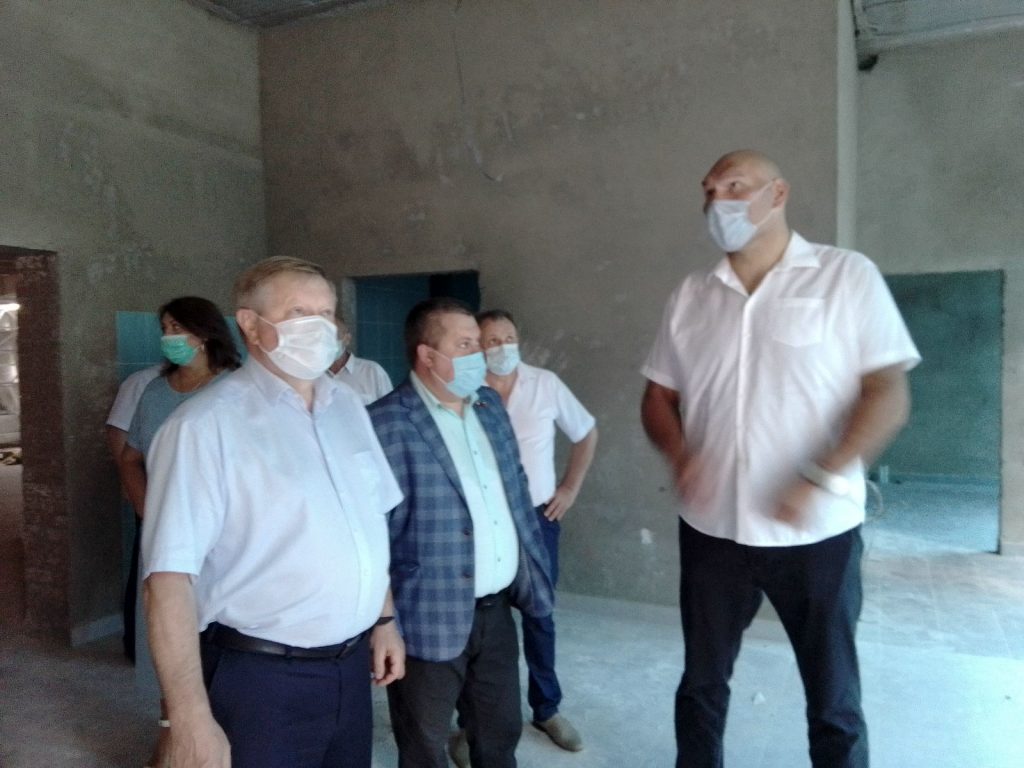 Николай Валуев посетил стройплощадку ледового дворца в Новозыбкове