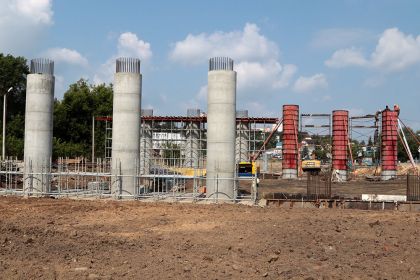 В Брянске на Набережной забетонировали 6 из 24 ростверков моста