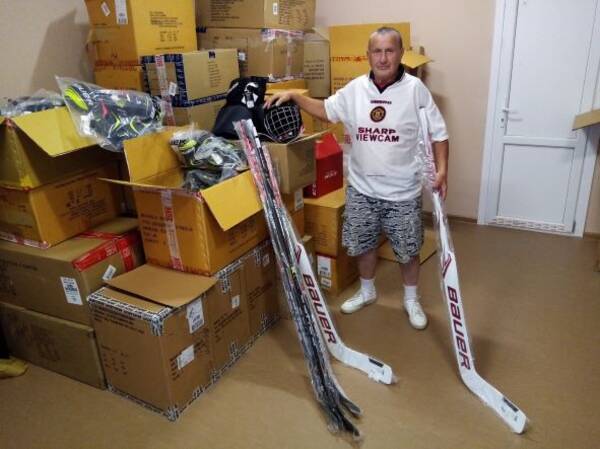 В ледовый дворец Жуковки поступила экипировка для 4-х хоккейных команд