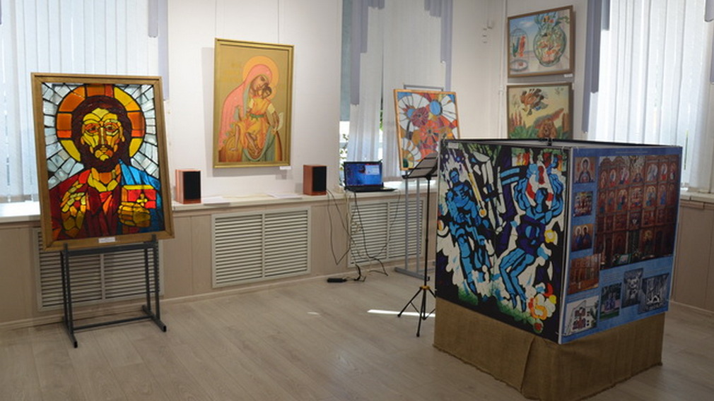 В Брянске на бульваре Гагарина открылась выставка Юрия Новикова