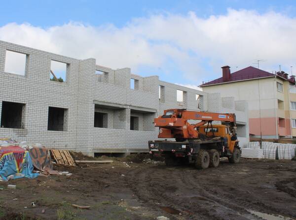 Многоквартирный дом в брянских Комаричах строят для малоимущих граждан