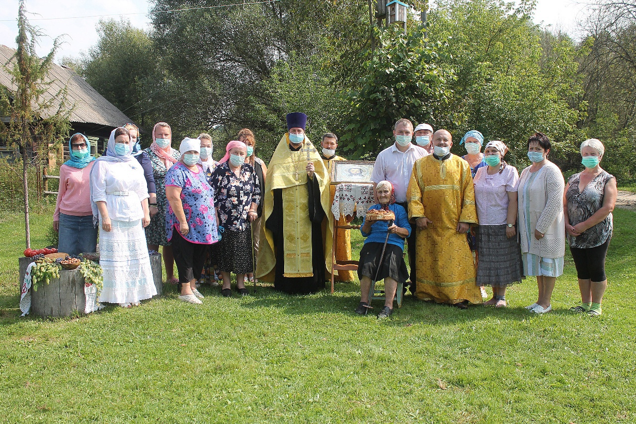 Благочинный Карачевского церковного округа совершил праздничный молебен в деревне Бабинка