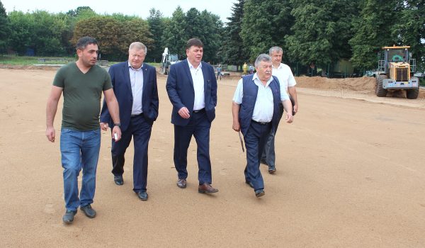 В Унече проверил строительство спортобъектов врио замгубернатора Брянской области Николай Лучкин