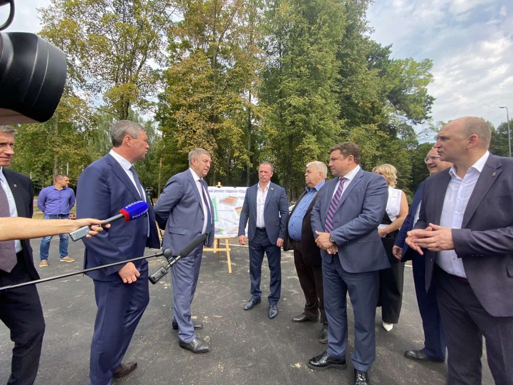 Губернатор Александр Богомаз проинспектировал капремонт стадиона «Труд» в Клинцах