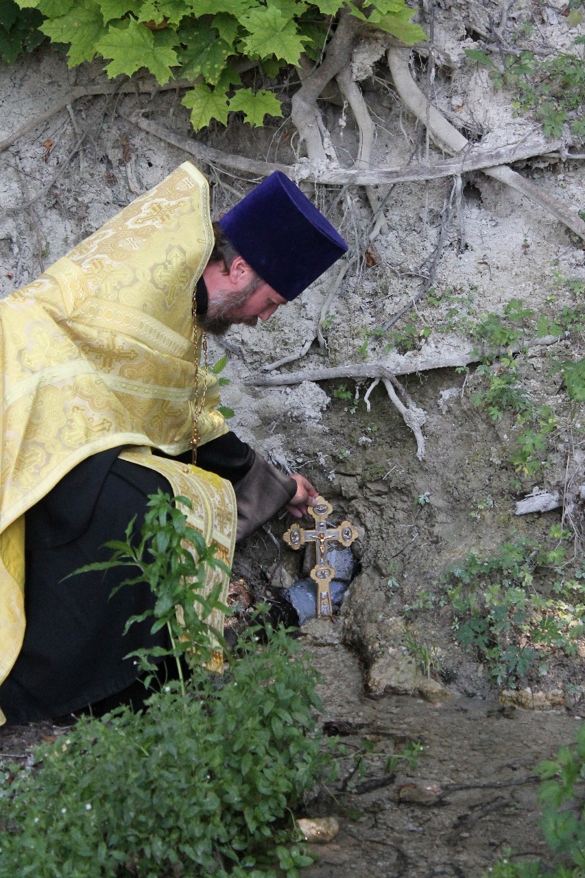 В карачевской деревне Емельянова освящен источник во имя Пророка Илии