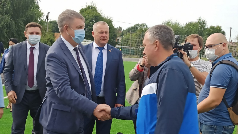 Глава региона посетил спортшколу и стадион в Добруни Брянского района