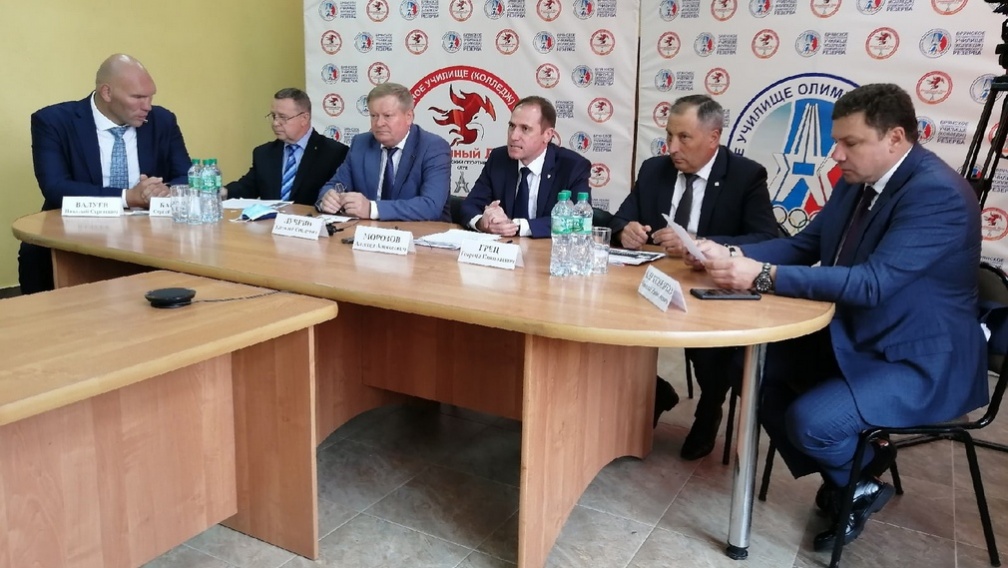 В областном центре Брянщины состоялось  совещание по вопросам  мер поддержки молодых специалистов-тренеров