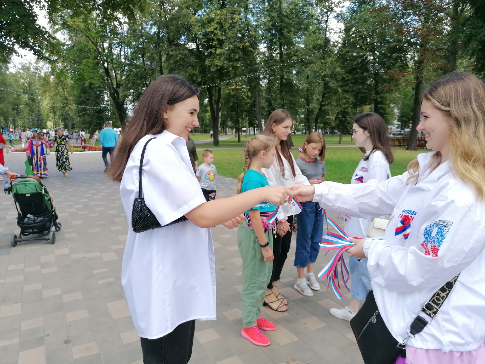 Ленточки с триколором раздают на улицах Брянска горожанам