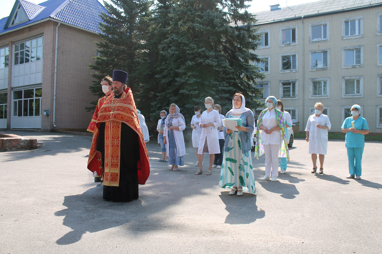 В день памяти великомученика и целителя Пантелеимона на территории Карачевской ЦРБ совершен праздничный молебен
