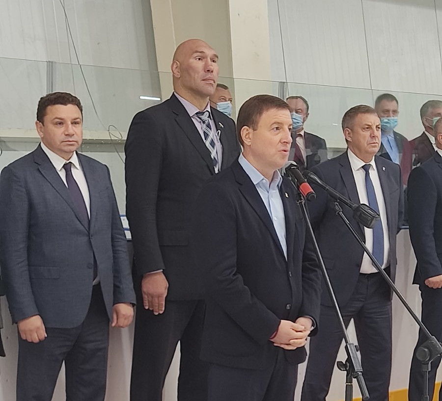 В Почепе торжественно открыли Ледовый дворец