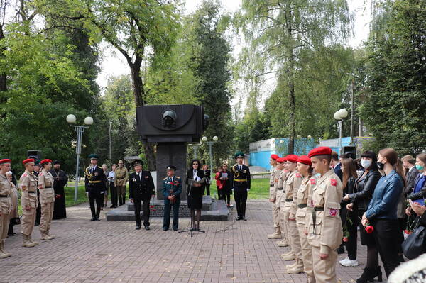 В Брянском урочище «Лесные сараи» прошёл митинг-реквием «Зажги свечу»