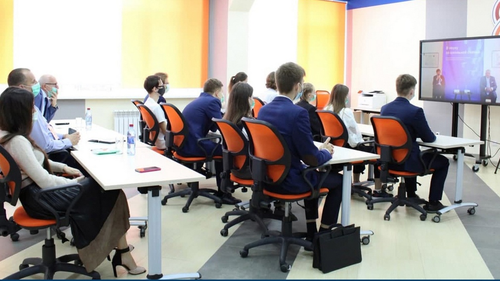 Брянские кванторианцы провели видеоконференцию с министром просвещения России