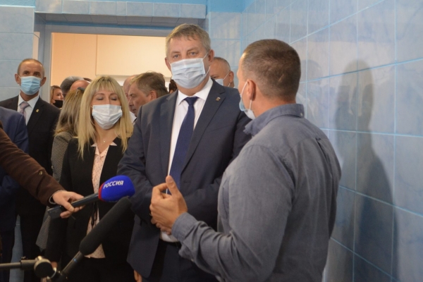 Александр Богомаз проинспектировал бассейн в Климовской ДЮСШ