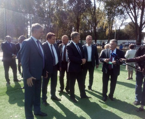 Александр Богомаз проинспектировал реконструкцию футбольного поля «Электрон»