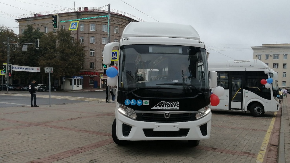 В Брянске вручили ключи от новых школьных автобусов