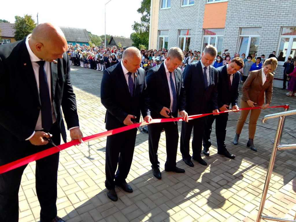 В брянском поселке Навля открылся новый корпус школы №1