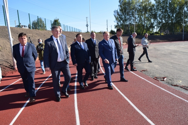 Глава Брянщины Александр Богомаз проинспектировал ход реконструкции стадиона в Выгоничах