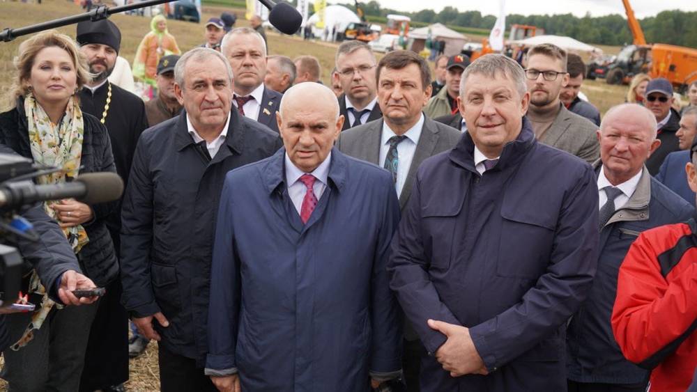 Брянский губернатор в Смоленской области секретами брянского поля поделился