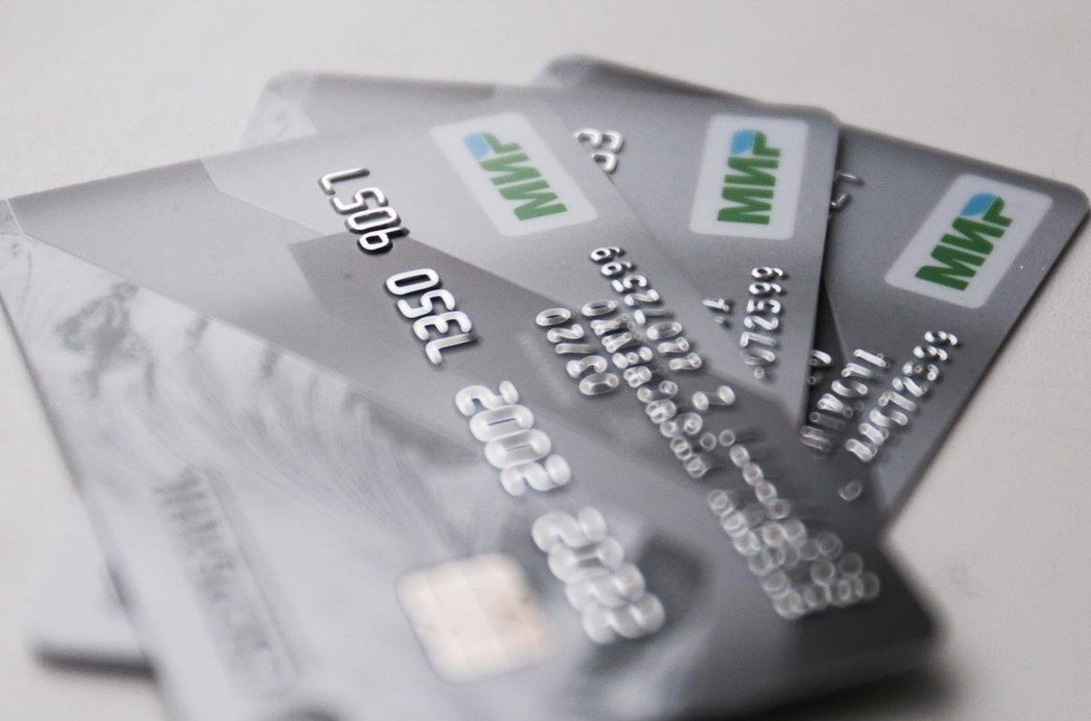 С 1 октября 2021 года ежемесячная выплата при рождении (усыновлении) первого ребенка осуществляется только на карту «Мир»