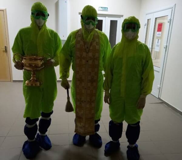 Ковидный госпиталь в Унече освятил протоиерей Петр Климчук