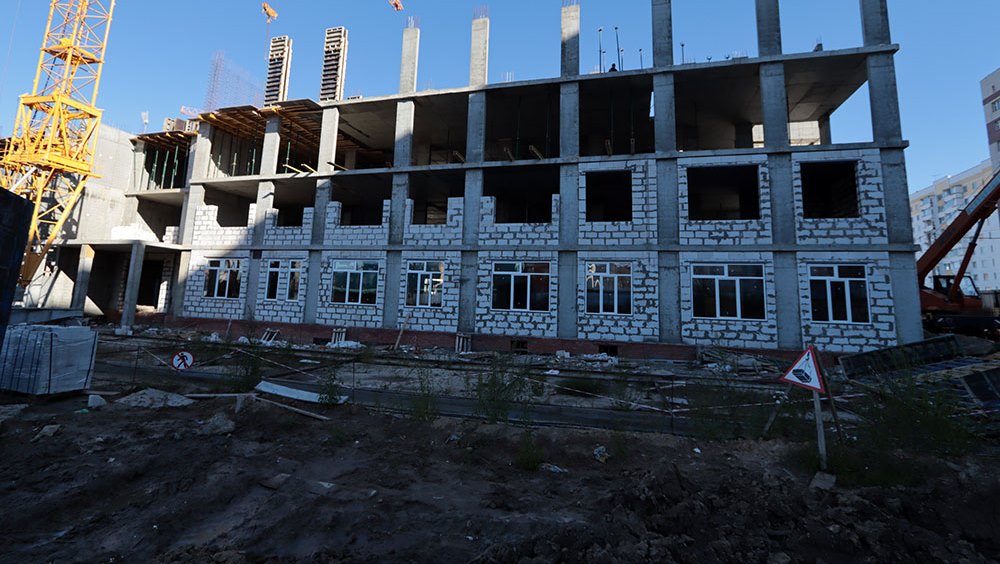 Три этажа новой школы в 4 микрорайоне Брянска уже построены