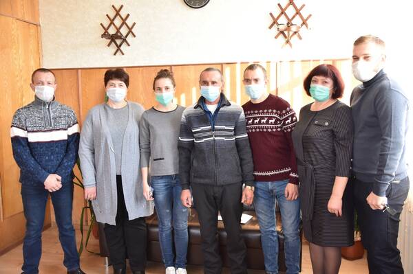 Во Мглине детям-сиротам от благоустроенного жилья вручили ключи