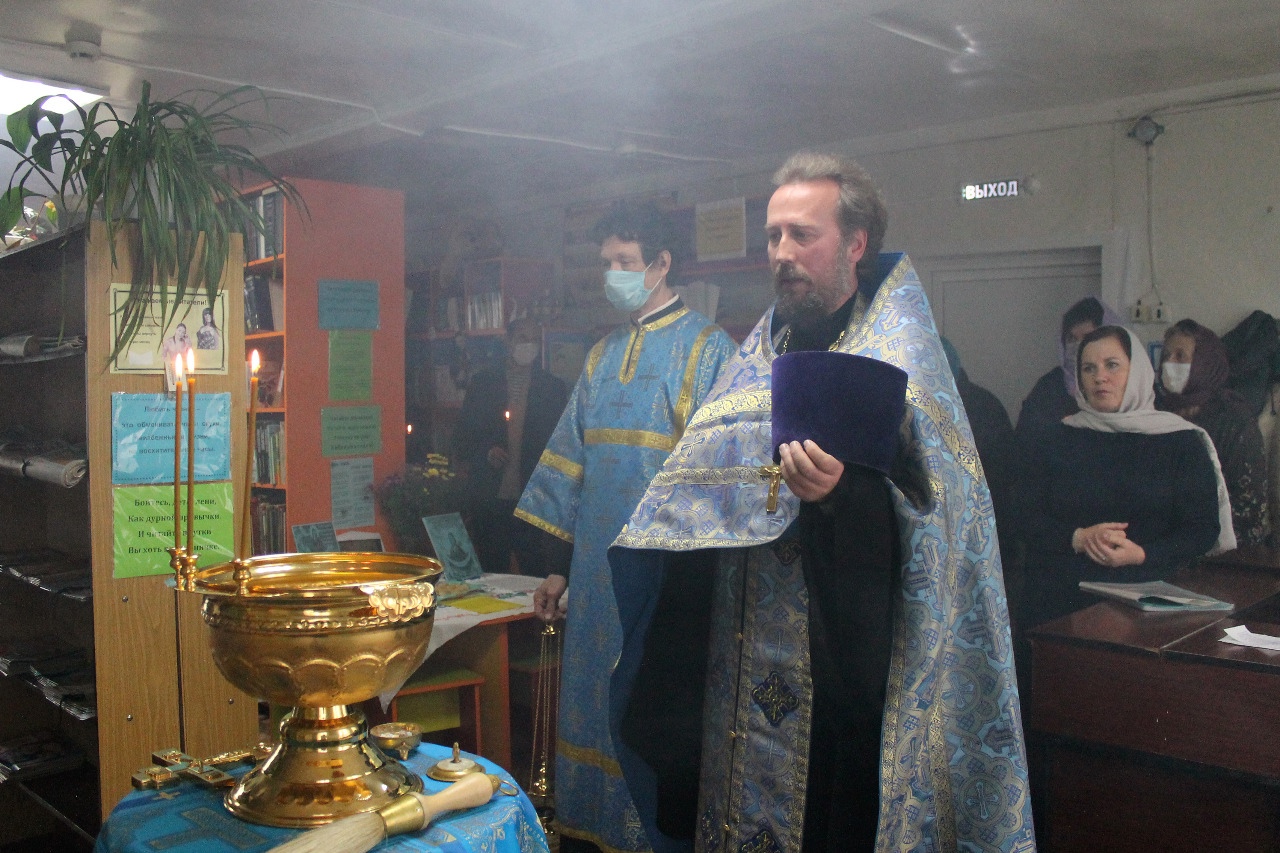 В деревне Лужецкая Карачевского района, ранее именовавшейся селом Покров, на месте разрушенного храма совершен праздничный молебен