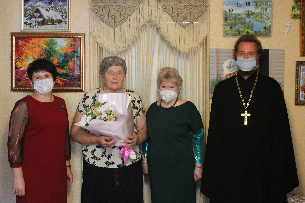 Накануне Дня учителя в Карачеве поздравили педагогов, пребывающих на заслуженном отдыхе