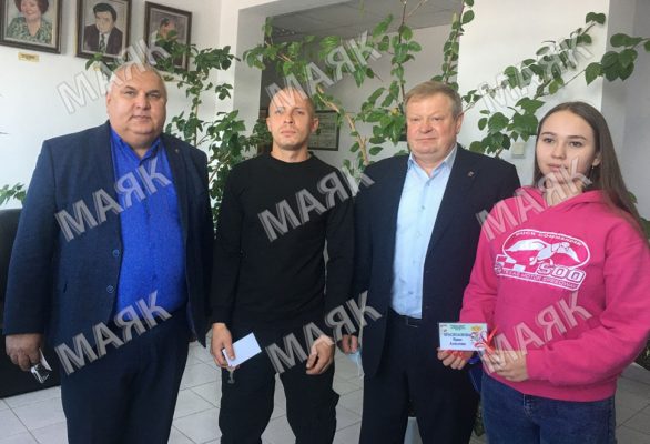 На Брянщине новозыбковские дети- сироты получили ключи от новых квартир