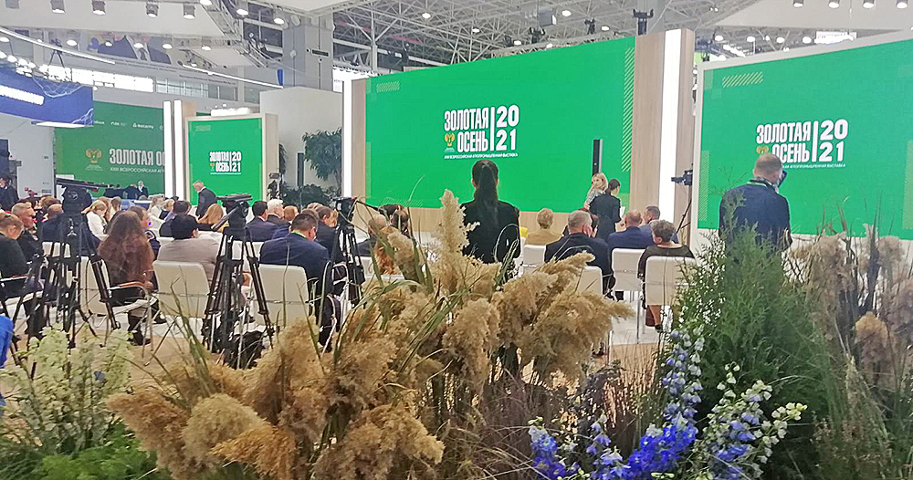 Выставку «Золотая осень 2021» посетил губернатор Брянской области