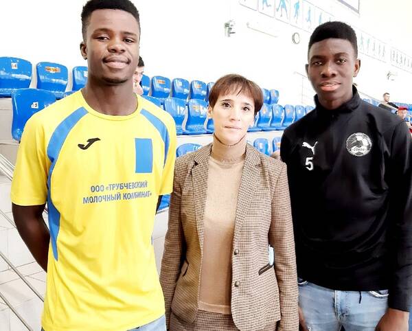 Благотворительную помощь онкобольным детям оказали брянские футболисты