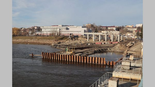 Строители моста на набережной Брянска к установке опор в русле Десны приступили ка