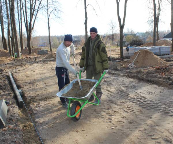 В Клетне  сквер на улице Красных партизан благоустраивают