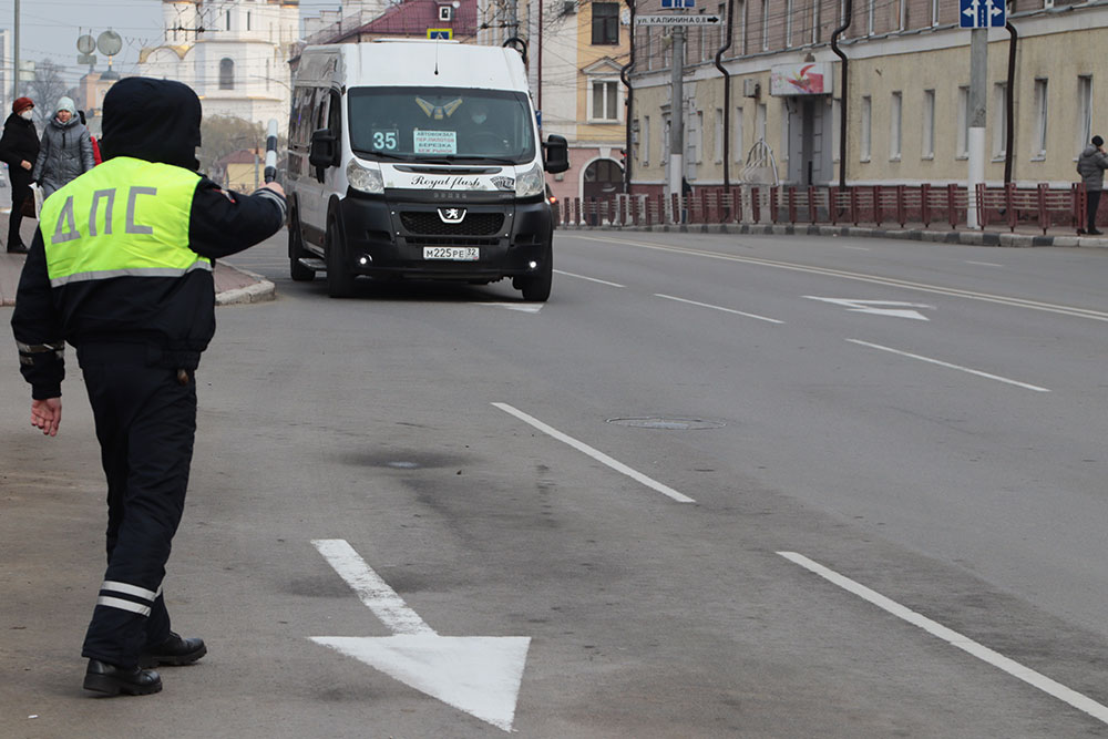 В Брянске проверяют соблюдение масочного режима на транспорте