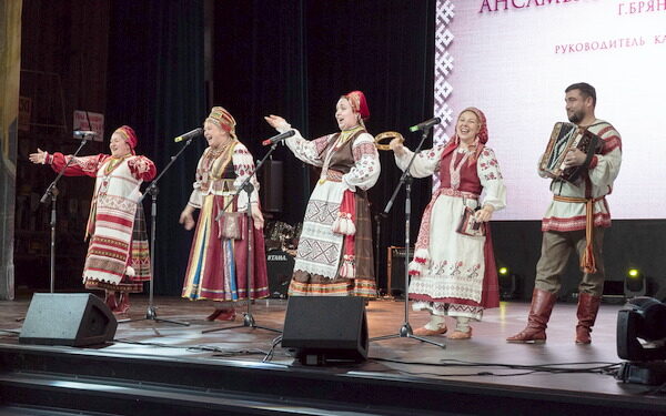 На юбилейном вечере Московского государственного института культуры выступил брянский вокальный ансамбль