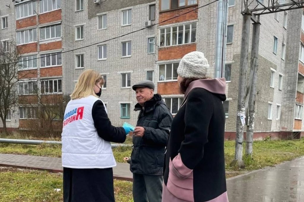 МОЛОДОГВАРДЕЙЦЫ СРЕДСТВА ИНДИВИДУАЛЬНОЙ ЗАЩИТЫ РАЗДАВАЛИ БРЯНЦАМ