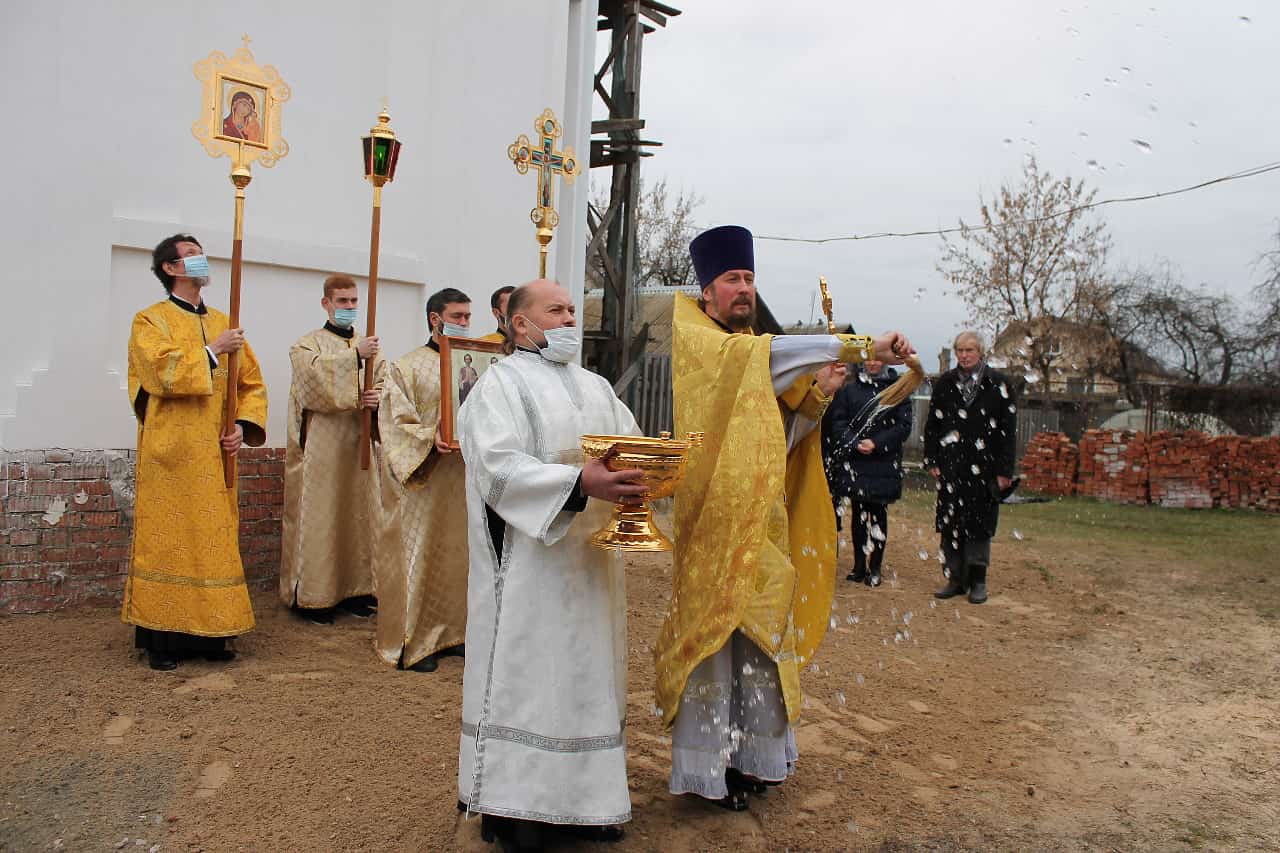В Успенском храме Карачева совершена Божественная литургия по случаю памяти святых бессребреников Космы и Дамиана