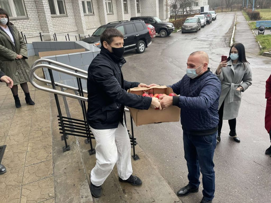 Брянские волонтеры передали медикам, борющимся с коронавирусом,   витамины