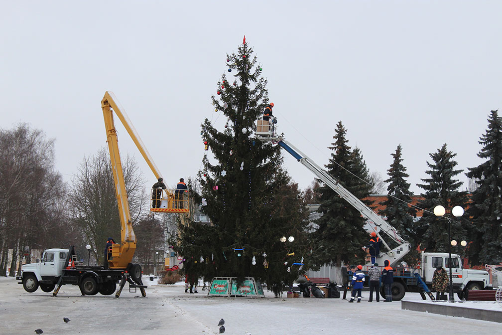 На главной площади Карачева новогодняя елка засияла множеством огней
