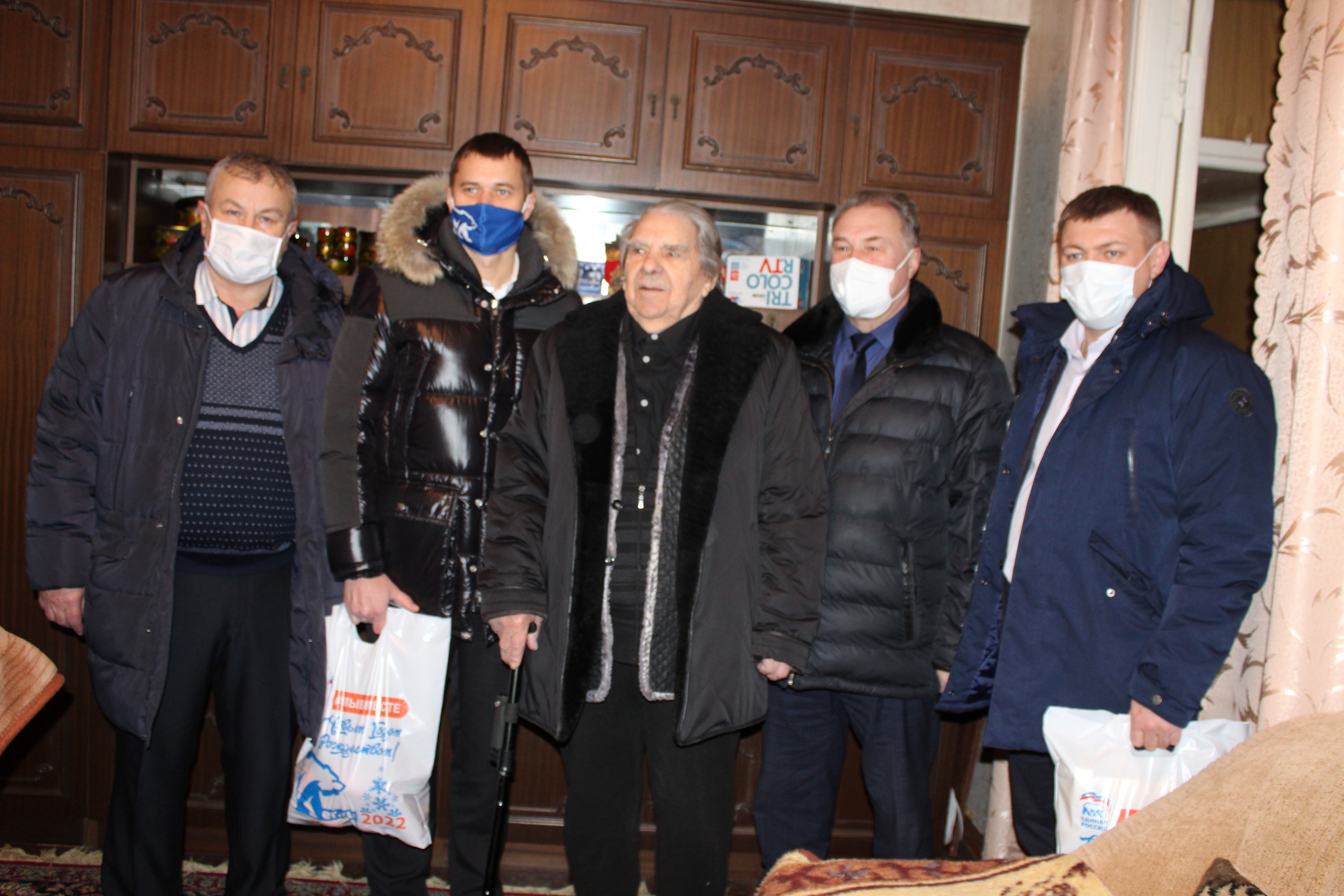 В Карачеве поздравили ветеранов с новогодними праздниками