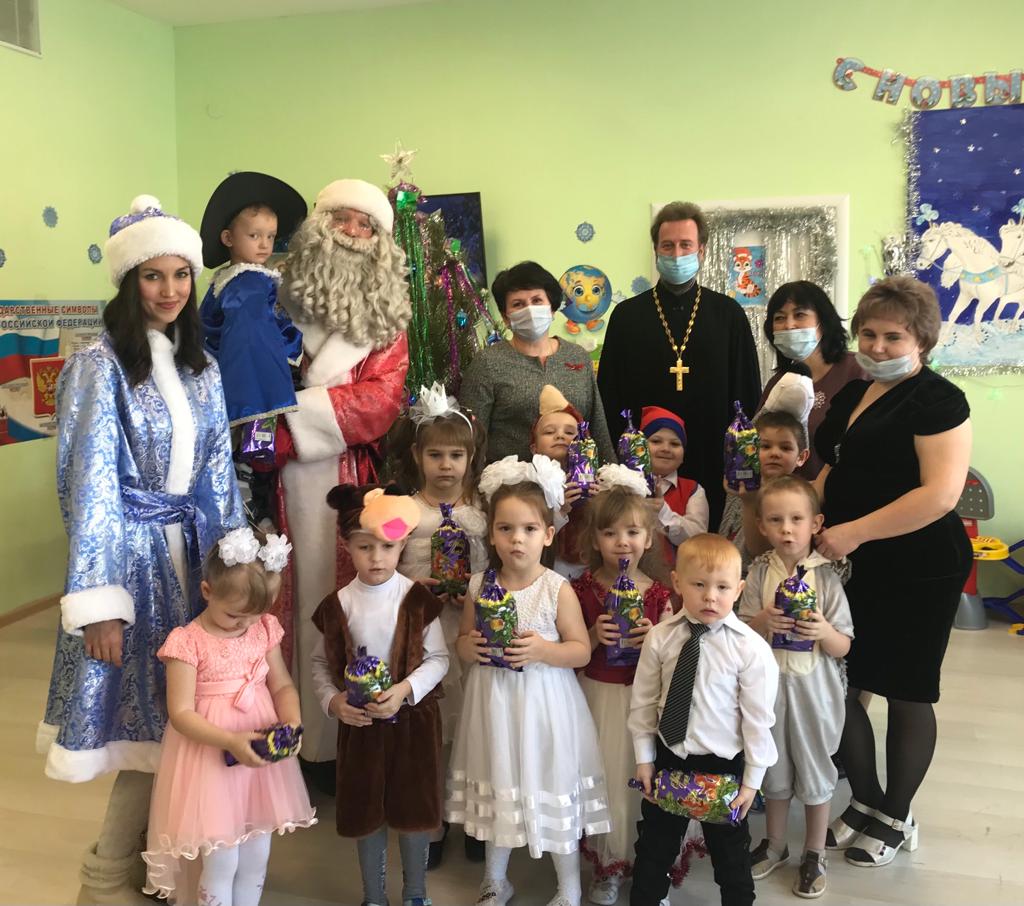 Благочинный Карачевского церковного округа и начальник РУО поздравили дошкольников с наступающим Новым годом