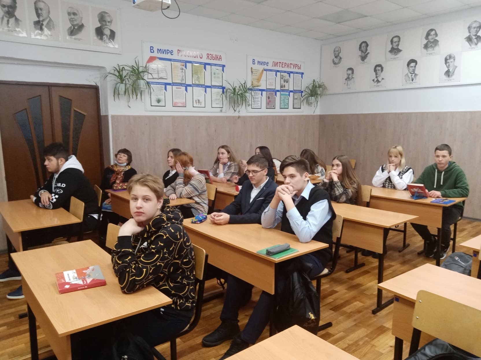 Для карачевских школьников провели час истории «Героев помним имена»