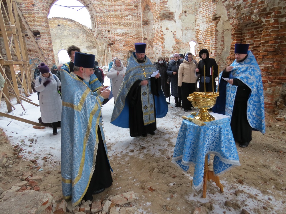 В восстанавливаемом Троицком храме Карачева совершен молебен в честь престольного праздника