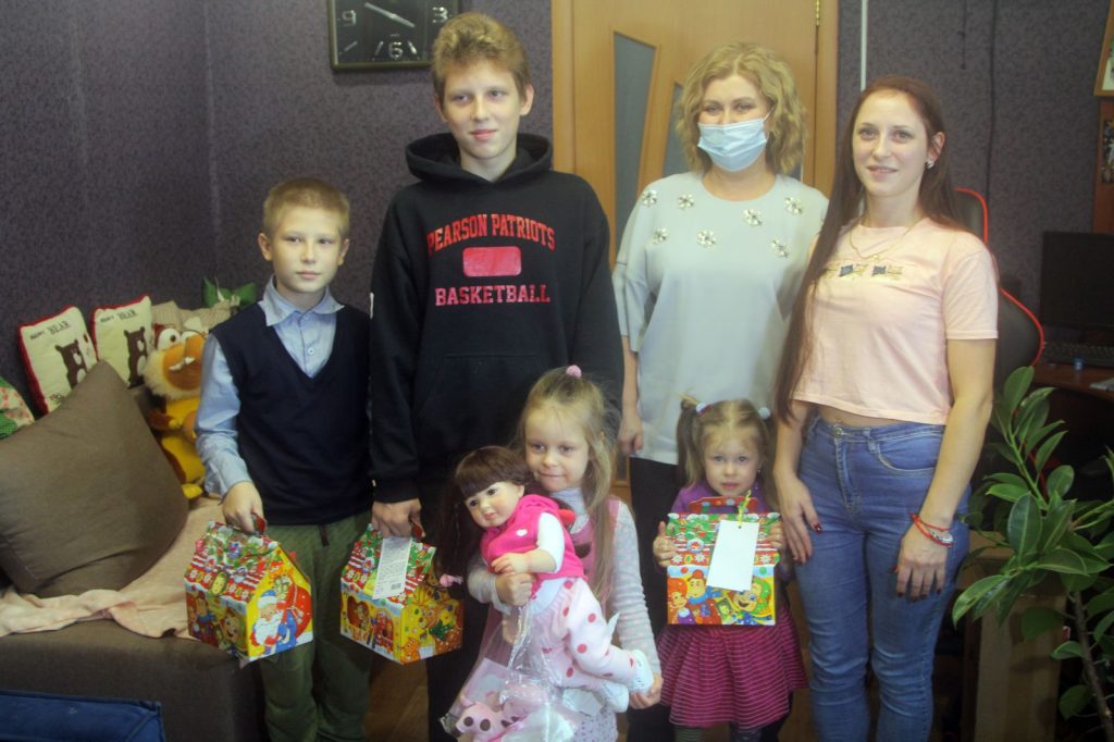 Клинцовским детям благодаря «Елке желаний» вручили новогодние подарки