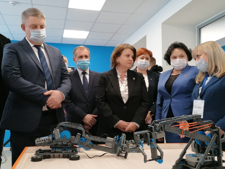 В Брянске открылся Центр цифрового образования детей «АЙТИ-куб»