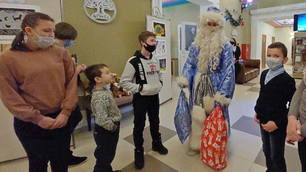 Детям из Дубровского комплексного центра социального обслуживания вручили подарки