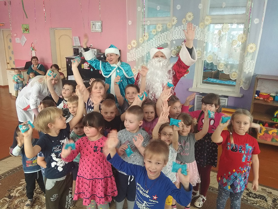 В Карачевском детском саду «Родничок» прошел утренник «Новогодний сюрприз»