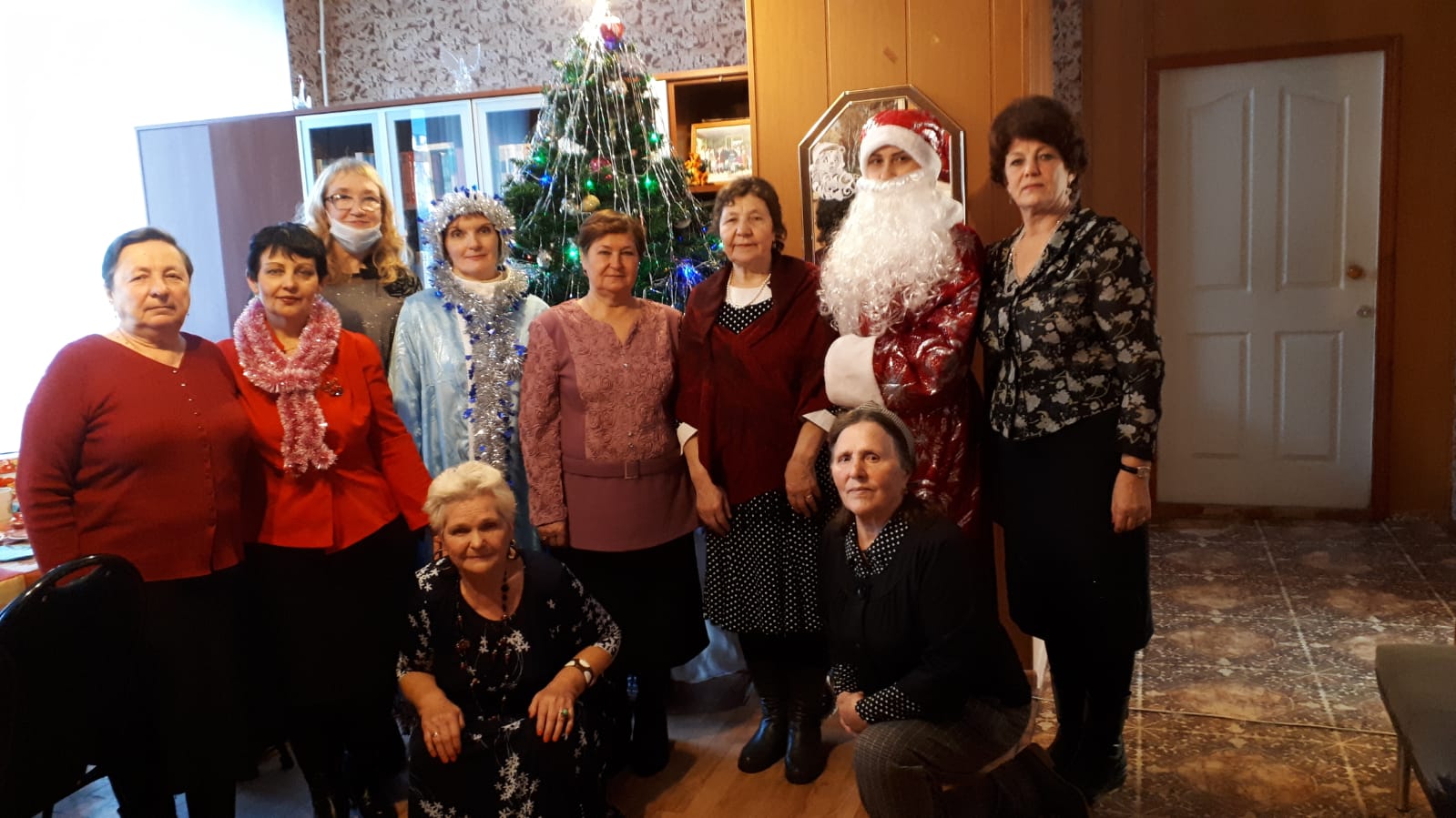 Карачевские библиотекари провели новогоднее ассорти в КЦСОН