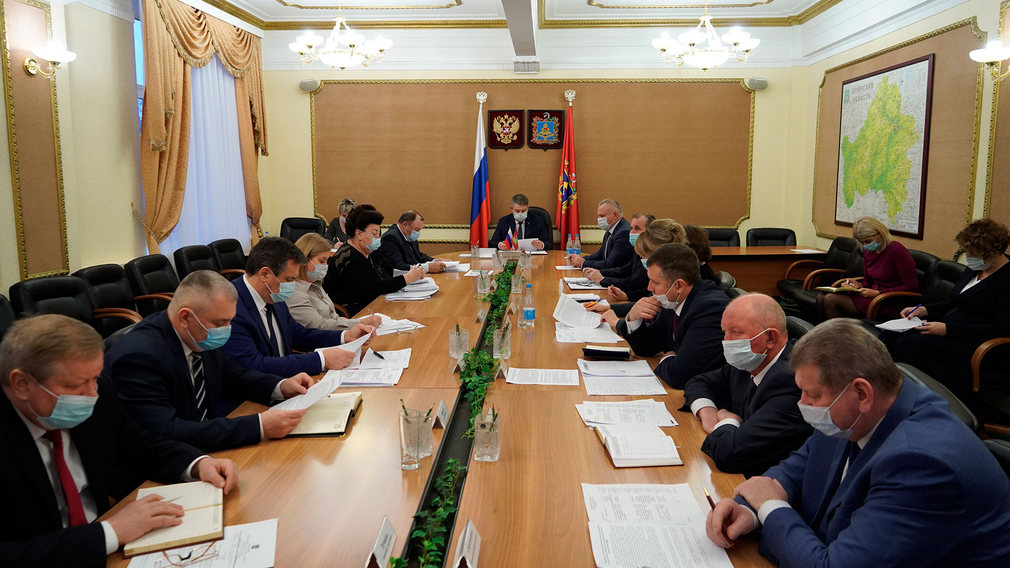 В правительстве Брянской области обсудили финансовую поддержку семей при рождении детей